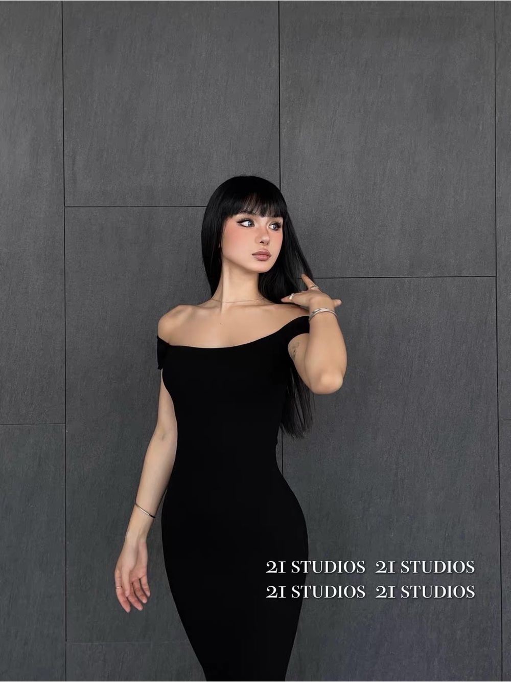 Elegant Off-Shoulder Bodycon Black Dress